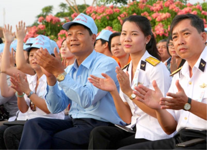 Lực lượng vũ trang và nhân dân tham dự chương trình cầu truyền hình tại điểm đầu cầu TPHCM. Ảnh: TRÀNG DƯƠNG